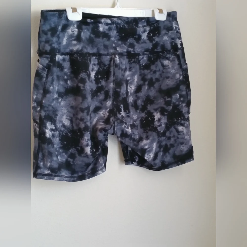 O to S Bike Shorts Women 2XL Black, Gray and White Tie-Dye  Casual Performance